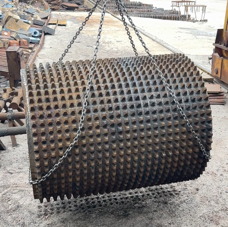 红苹果铸造，一家专业耐磨配件铸造企业，主营双辊破碎机齿板，齿辊，辊皮生产石料破碎，制砂，制粉，抗磨合金，生产线三破，石料厂中细碎等耐磨配件。服务热线：0313-4836168。总经理热线：15103337143。