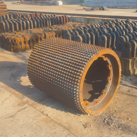 红苹果铸造，一家专业耐磨配件铸造企业，主营双辊破碎机齿板，齿辊，辊皮生产石料破碎，制砂，制粉，抗磨合金，生产线三破，石料厂中细碎等耐磨配件。服务热线：0313-4836168。总经理热线：15103337143。