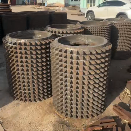 红苹果铸造，一家专业耐磨配件铸造企业，主营双辊破碎机齿板，齿辊，辊皮生产石料破碎，制砂，制粉，抗磨合金，生产线三破，石料厂中细碎等耐磨配件。服务热线：0313-4836168。总经理热线：15103337143。